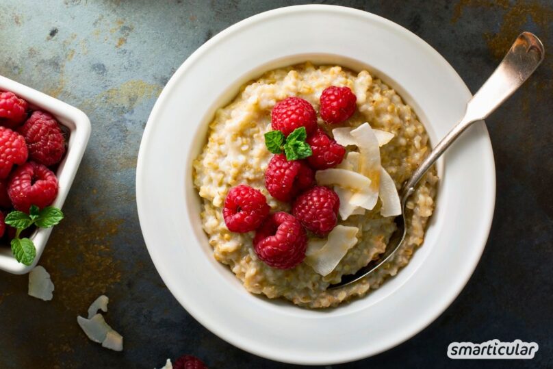Hirsebrei enthält jede Menge Vitalstoffe und lässt sich mit regionalem Getreide zubereiten. Wie einfach das geht, erfährst du hier!