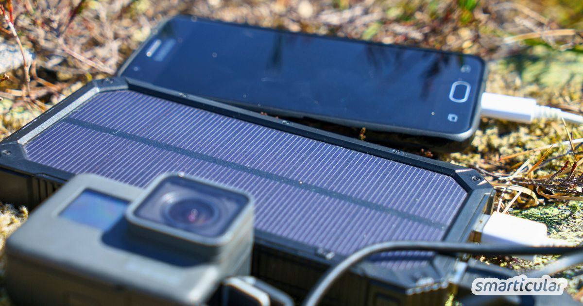 Eine Solar Powerbank kann dich unterwegs oder bei einem Stromausfall mit Energie versorgen - informiere dich hier, worauf du achten solltest.