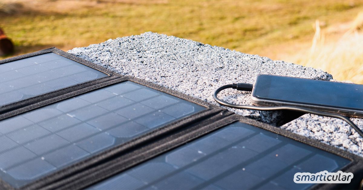 Eine Solar Powerbank kann dich unterwegs oder bei einem Stromausfall mit Energie versorgen - informiere dich hier, worauf du achten solltest.