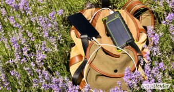 Eine Solar Powerbank kann dich unterwegs oder bei einem Stromausfall mit Energie versorgen - informiere dich hier, worauf du achten solltest.