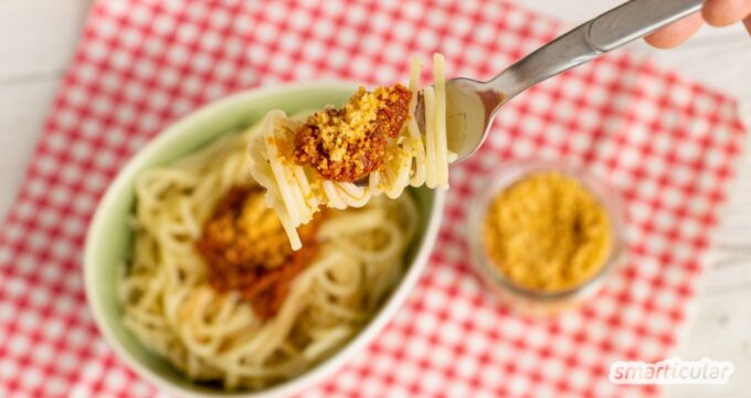 Einen würzigen Ersatz für Parmesan kannst du kinderleicht selber machen - mit diesem Rezeptklassiker aus Italien aus vier Zutaten.