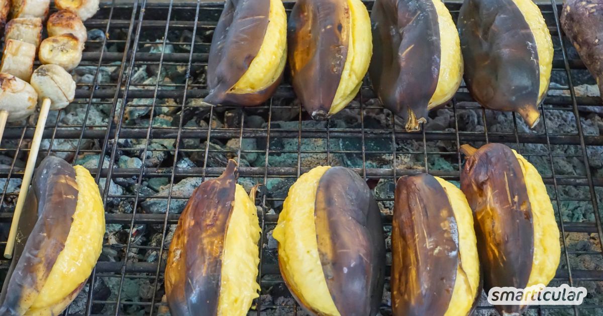 Nicht nur Herzhaftes kann auf den Rost gelegt werden – auch Süßes eignet sich für das heiße Grillvergnügen. Das einfachste Grilldessert gelingt dir aus Bananen und Zartbitterschokolade. Mit diesem Rezept brauchst du auch keine Aluschale oder Alufolie, die die Umwelt und unsere Gesundheit belasten kann.