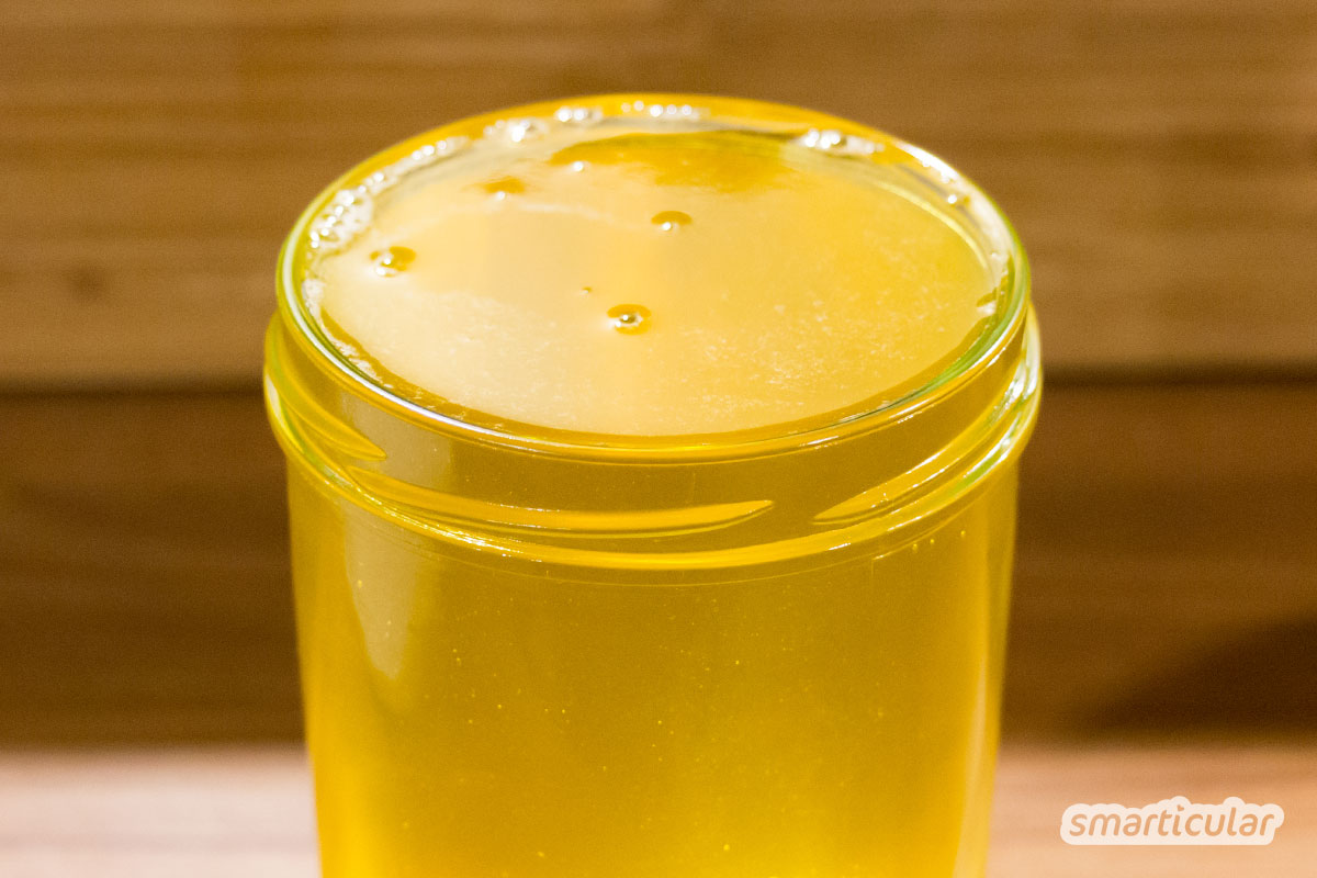 Butterschmalz, in der ayurvedischen Küche auch als Ghee bekannt, ist geklärte Butter, die sich durch ihren aromatischen Geschmack und eine besonders hohe Hitzestabilität auszeichnet. Ideal für die herzhafte Küche – etwa zum Braten von Knödeln, Rösti oder Eierspeisen. Da es sich um ein tierisches Produkt handelt, ist es für eine pflanzenbasierte Ernährung weniger geeignet. Wer auf Regionalität achtet, kann jedoch hochwertige Produkte aus Weidemilch finden.