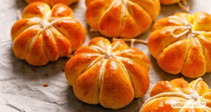 Mit diesem einfachen Rezept kannst du fluffige Kürbisbrötchen selber backen und dich auf herbstliche Leckerbissen freuen!
