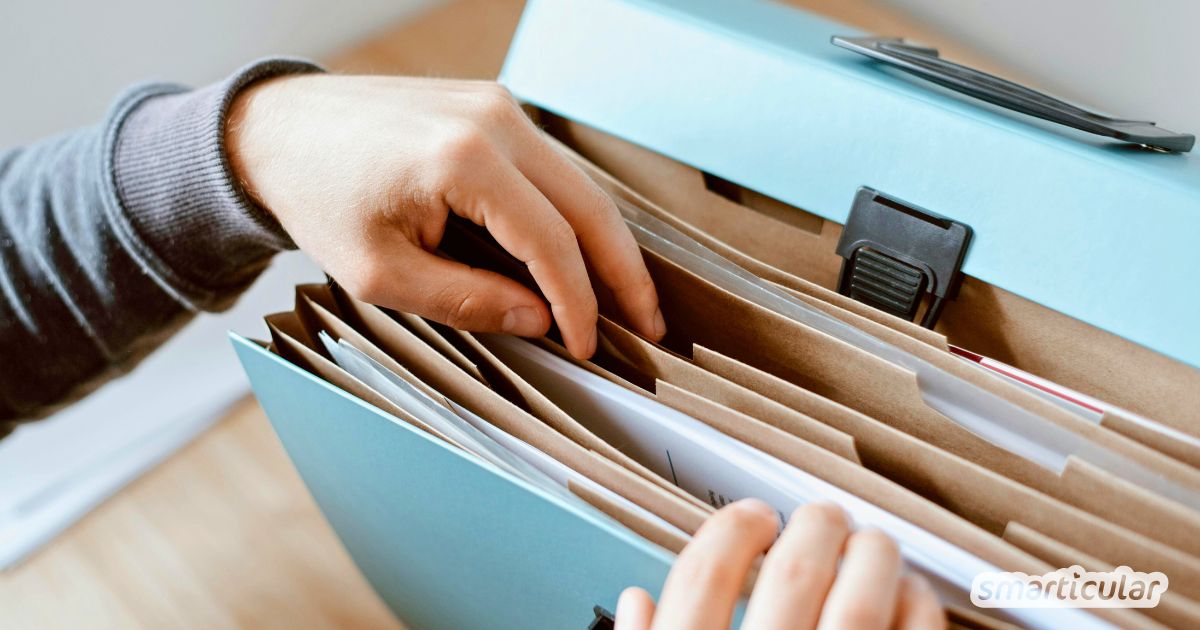 Ein plötzlicher Unfall, eine Überschwemmung oder ein unerwarteter Krankenhausaufenthalt – manchmal gerät unser Alltag schneller aus den Fugen, als wir denken. Gut, wenn in solchen Momenten alle wichtigen Unterlagen geordnet und griffbereit sind. Ein Notfallordner kann genau dabei helfen: Er bewahrt Dokumente zentral auf und nimmt dir und deinen Angehörigen Druck aus Momenten, die ohnehin schon belastend genug sind. Hier erfährst du, wie du einen Notfallordner anlegen kannst.
