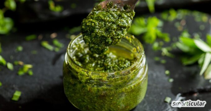 Petersilienpesto ist eine würzige Alternative zu klassischem Basilikumpesto. Es lässt sich einfach selber machen und vielseitig einsetzen.