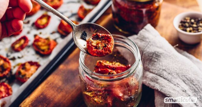 Gebackene Tomaten sind eine schmackhafte Möglichkeit größere Mengen der Sommerfrüchte zu verarbeiten und etwas länger haltbar zu machen.
