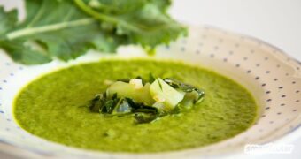 Besonders lecker wird es, wenn du die reine Cremesuppe mit einer Einlage aus gedünsteten Kohlrabiwürfeln und einigen Blattstreifen aufpeppst. Dafür einfach vor dem Pürieren einige Löffel herausnehmen und beim Anrichten in die Suppe geben. Guten Appetit!