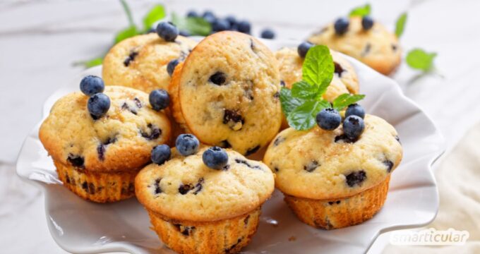 Saftige Blaubeermuffins gelingen mit diesem schnellen Rezept sogar Anfänger. Zudem lassen sie sich auch mit rein pflanzlichen Zutaten backen.