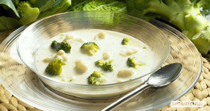 Diese Blumenkohl-Brokkoli-Suppe lässt sich schnell und einfach zubereiten und eignet sich als köstliche, leichte Mahlzeit oder Vorspeise.