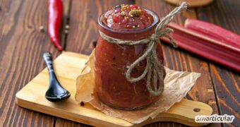 Mit einem Rhabarber-Chutney lässt sich das säuerliche Stangengemüse auf erfrischend-pikante Weise konservieren und lange genießen.