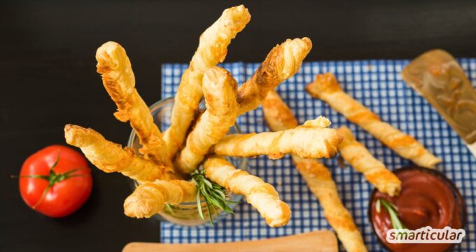 Wenn du gerne knusprige, gefüllte Blätterteigstangen vegan zubereiten möchtest, probiere unbedingt dieses Rezept mit käsiger Cashew-Creme.