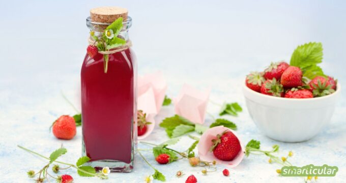 Erdbeersirup ist mit wenigen Zutaten schnell selbst gemacht, bringt fruchtigen Genuss ins ganze Jahr und lässt sich vielseitig nutzen.