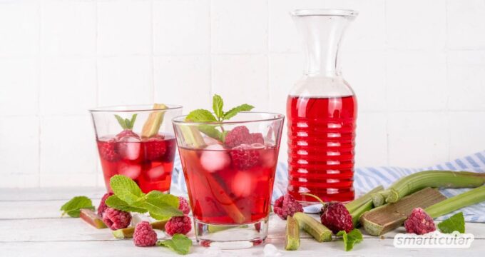 Rhabarbersirup lässt sich einfach selber machen ist ideal um die Ernte für das ganze Jahr haltbar zu machen und vielseitig zu verwenden.