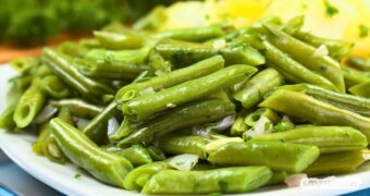 Wenige Zutaten, schnell gemacht: Mit diesem Grüne-Bohnen-Salat genießt du das gesunde Sommergemüse auf besonders leckere Art!