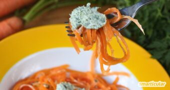 Mit diesem Rezept für Karotten-Spaghetti lässt sich deine Möhrenernte komplett verwerten - in einem leichten Gericht inklusive Möhrengrün!