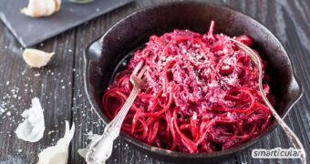 Bunt, leicht und richtig lecker! Mit diesem Rezept für Rote-Bete-Spaghetti sorgst du für gesunde Abwechslung auf dem Küchentisch.