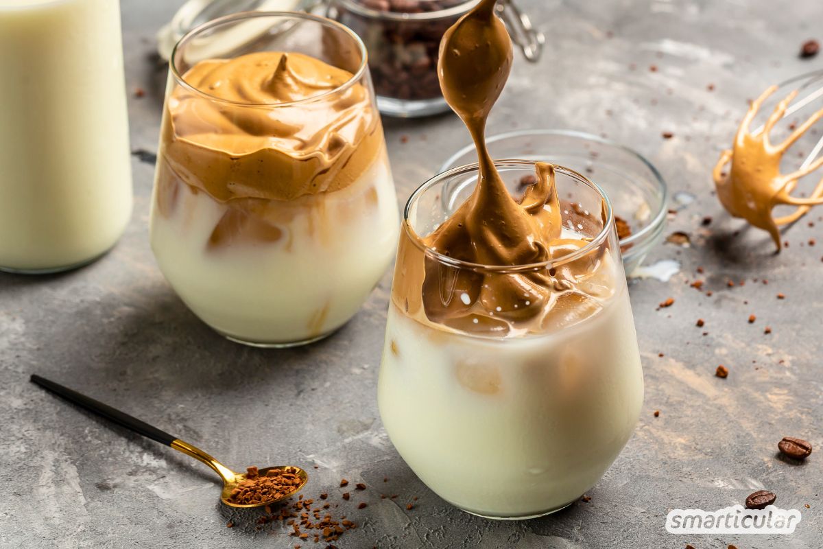 Dalgona ist ein ganz besonderer Kaffeegenuss! Du kannst den cremigen Whipped Coffee warm und kalt genießen, er gelingt klassisch und vegan.