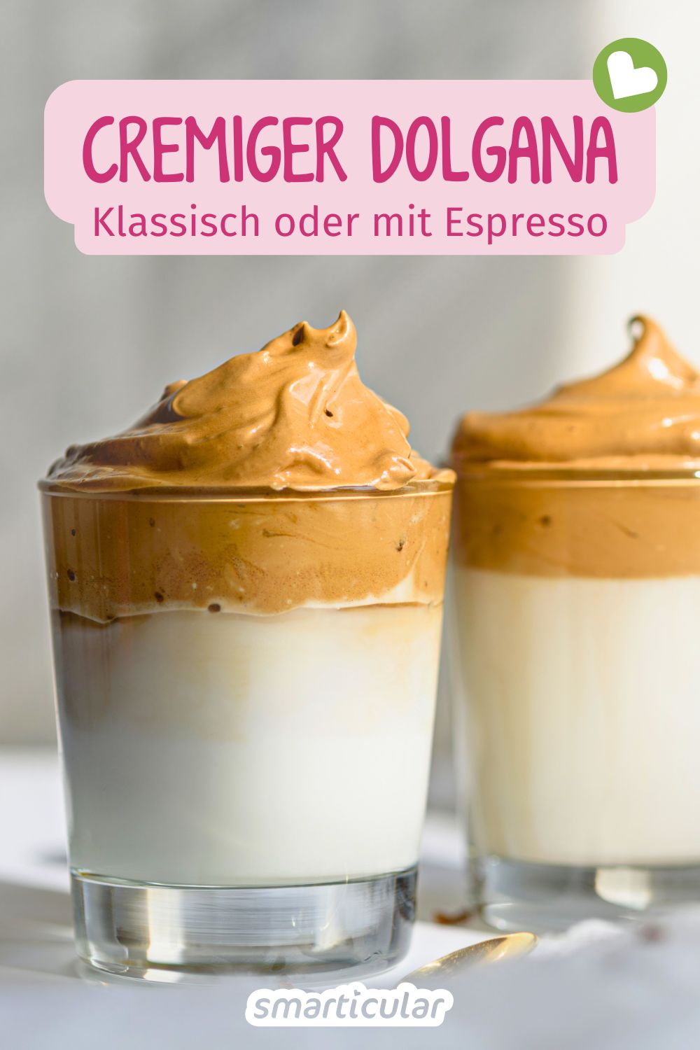 Dalgona ist ein ganz besonderer Kaffeegenuss! Du kannst den cremigen Whipped Coffee warm und kalt genießen, er gelingt klassisch und vegan.