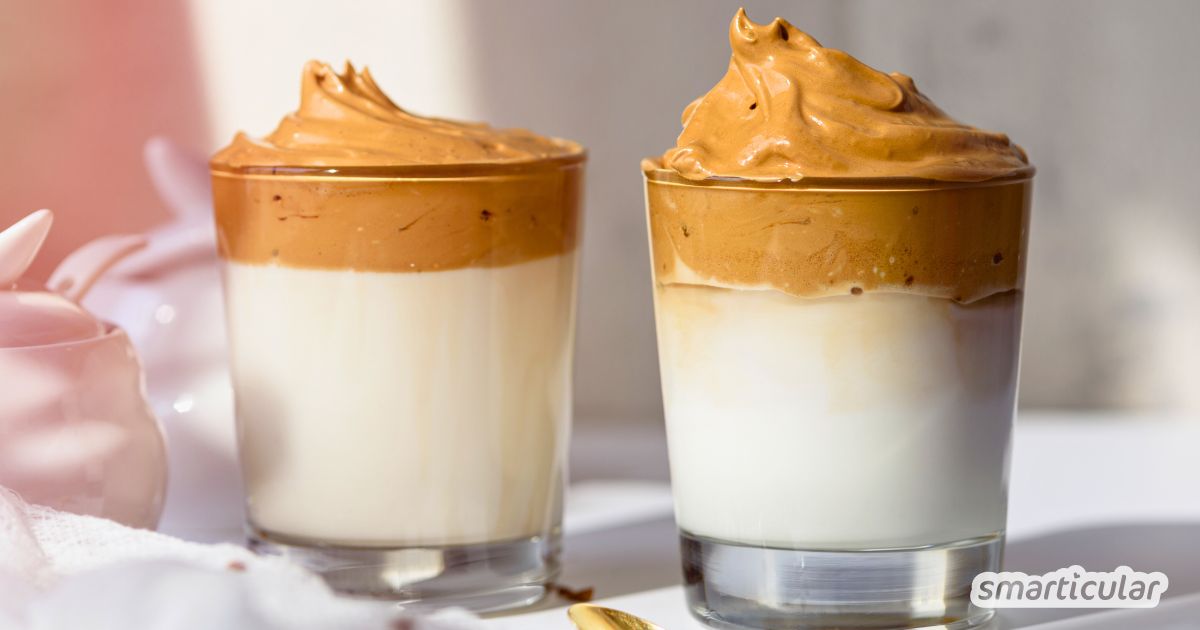 Dalgona ist ein ganz besonderer Kaffeegenuss! Du kannst den cremigen Whipped Coffee warm und kalt genießen, er gelingt klassisch und vegan.