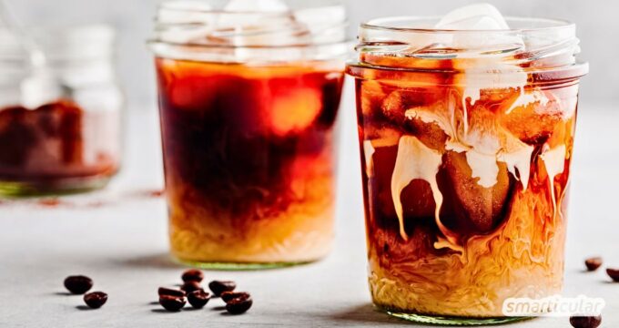 Für dieses klassische Eiskaffee-Rezept brauchst du überraschend wenige Zutaten. Selbst gemachte Vanillesahne macht ihn besonders lecker.