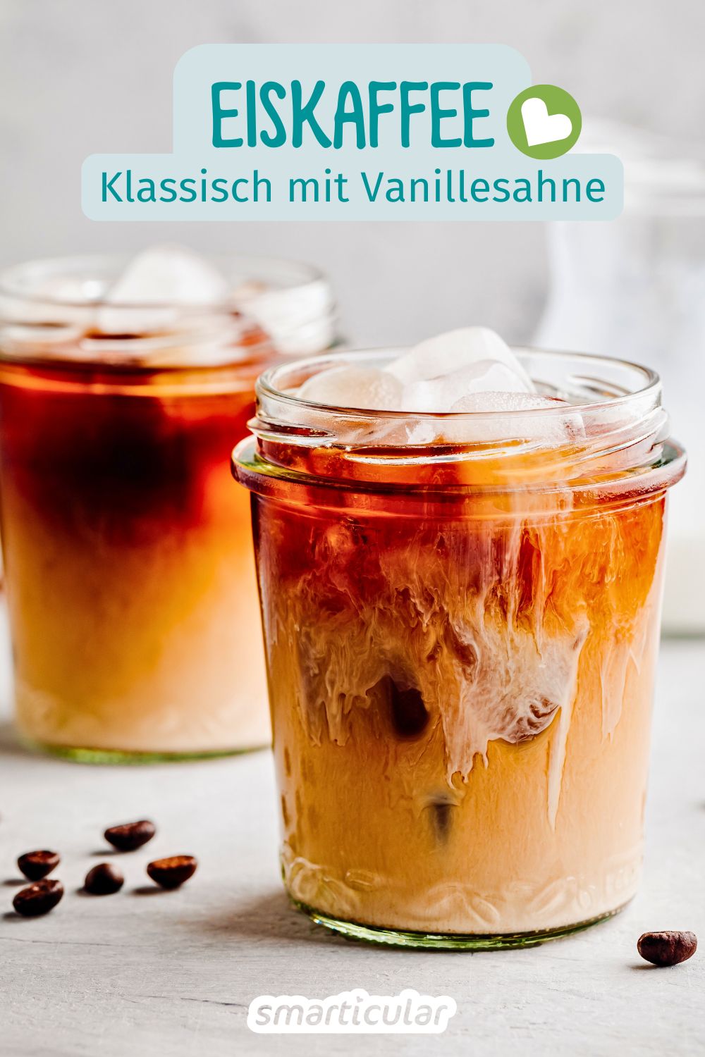 Für dieses klassische Eiskaffee-Rezept brauchst du überraschend wenige Zutaten. Selbst gemachte Vanillesahne macht ihn besonders lecker.