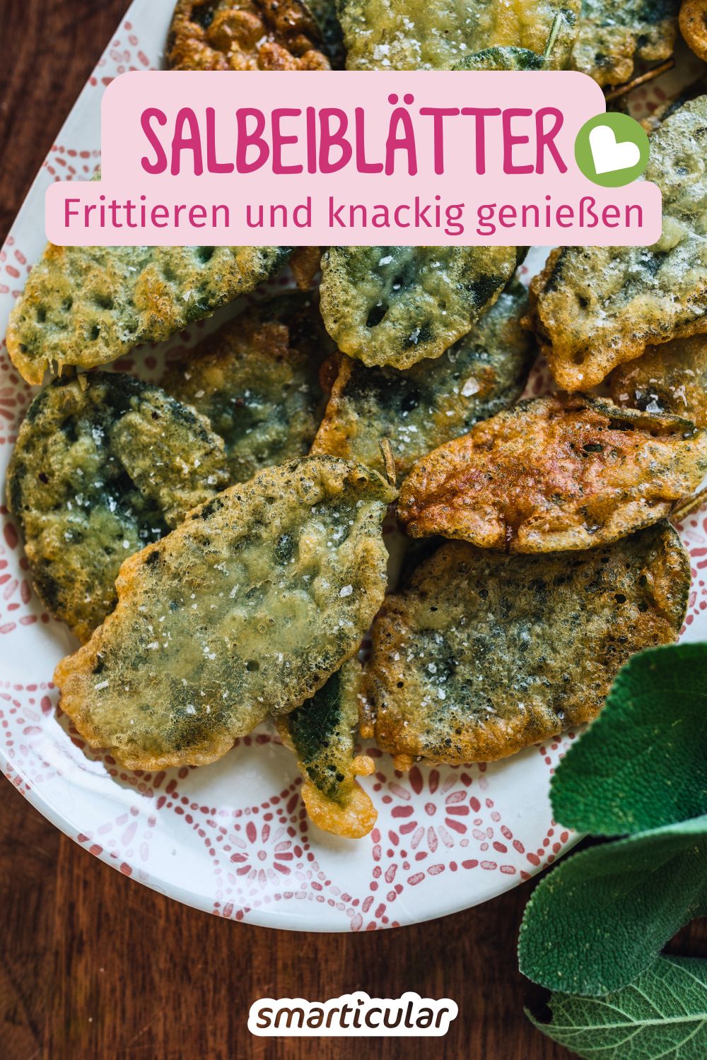 Frittierte Salbeiblätter (Salvia fritta) sind ein köstlicher Snack, den du ganz leicht aus deiner Salbeiernte zaubern kannst.