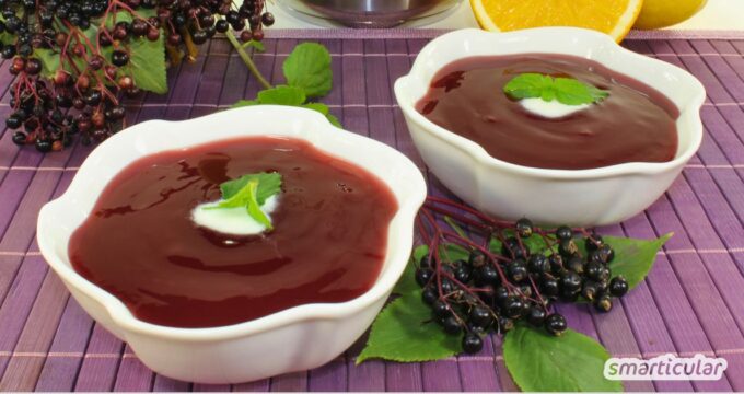 Für eine Holunderbeerensuppe benötigst du wenige Zutaten. Sie ist schnell gemacht und perfekt für den Sommer, denn sie schmeckt auch kalt.