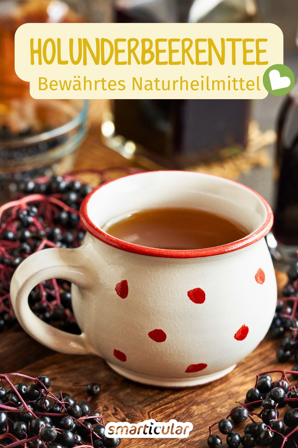 Holunderbeeren enthalten zahlreiche gesunde Inhaltsstoffe. Mit einem Holunderbeerentee kannst du sie dir ganz einfach zunutze machen.