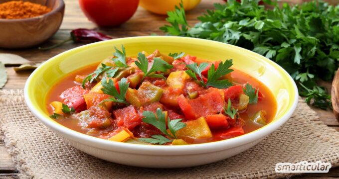 Im ungarischen Schmorgericht Letscho spielen Paprikaschoten die Hauptrolle. Es kann als Hauptgang oder Gemüsebeilage serviert werden.