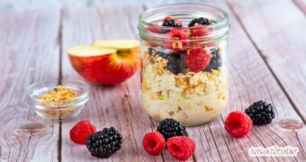 Mit diesem Rezept für Overnight Oats mit Apfel, Beeren und Nüssen frühstückst du vital- und ballaststoffreich und bleibst lange satt.
