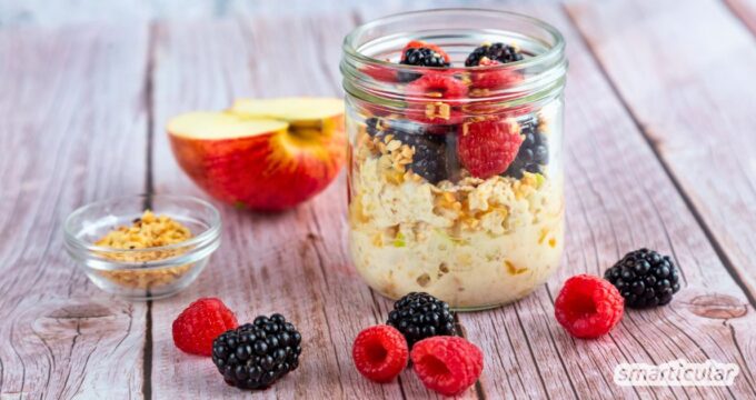 Mit diesem Rezept für Overnight Oats mit Apfel, Beeren und Nüssen frühstückst du vital- und ballaststoffreich und bleibst lange satt.