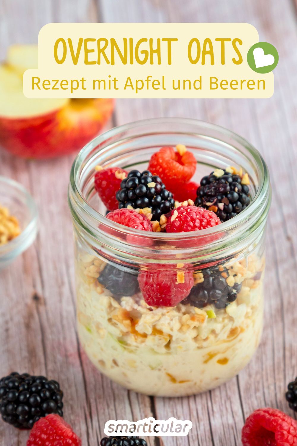 Mit diesem Rezept für Overnight Oats mit Apfel, Beeren und Nüssen frühstückst du vital- und ballaststoffreich und bleibst lange satt.