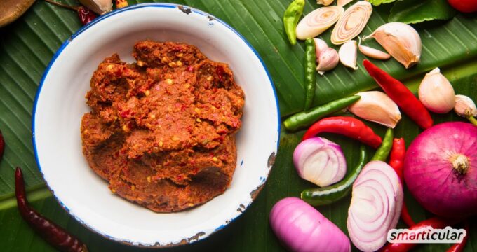 Wenn du rote Currypaste selber machen möchtest, brauchst du ein paar Zutaten und Arbeitsschritte und bekommst Aroma ohne Zusatzstoffe!