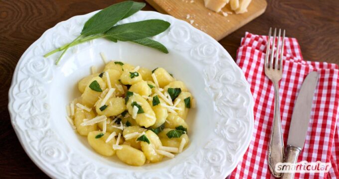 Salbei-Gnocchis sind ein Blitzrezept aus drei Zutaten. So einfach verwandelst du Gnocchi mit Salbei in einen verblüffenden Gaumenschmaus.