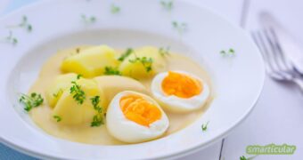 Eine würzige Senfsoße ist schnell gemacht und passt zu vielen Gerichten. Praktisch: Bei der Zubereitung kannst du Senfreste verwerten.