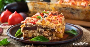 Wie das Original schmeckt auch eine vegetarische Moussaka würzig und zergeht fast auf der Zunge - dank Gemüsemus und cremiger Soße.