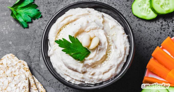 Cremiger Weiße-Bohnen-Dip ist sekundenschnell gemacht, proteinreich und vegan. Entdecke ein perfektes Rezept für Brot und zu Gegrilltem.