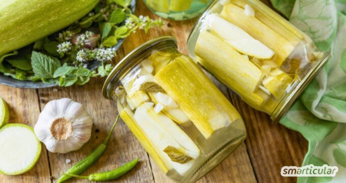 Zucchini fermentieren ist eine originelle Methode, um die Zucchinischwemme zu meistern - einfaches Rezept mit Schritt-für-Schritt-Anleitung.