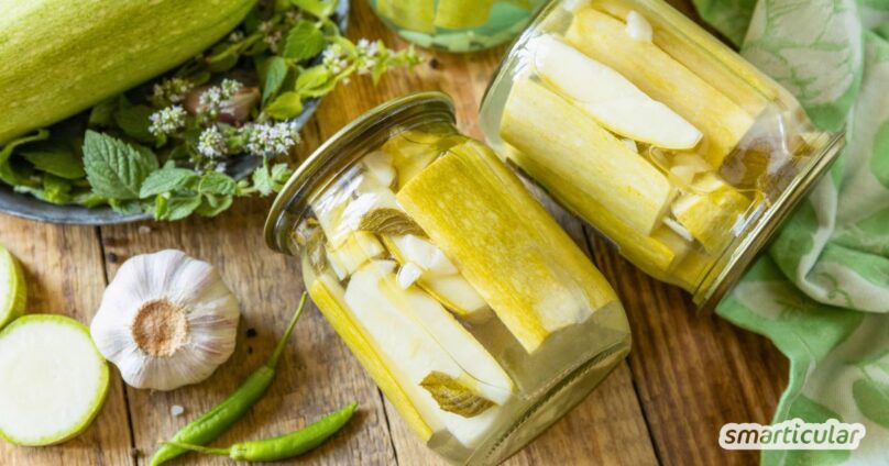 Zucchini fermentieren ist eine originelle Methode, um die Zucchinischwemme zu meistern - einfaches Rezept mit Schritt-für-Schritt-Anleitung.