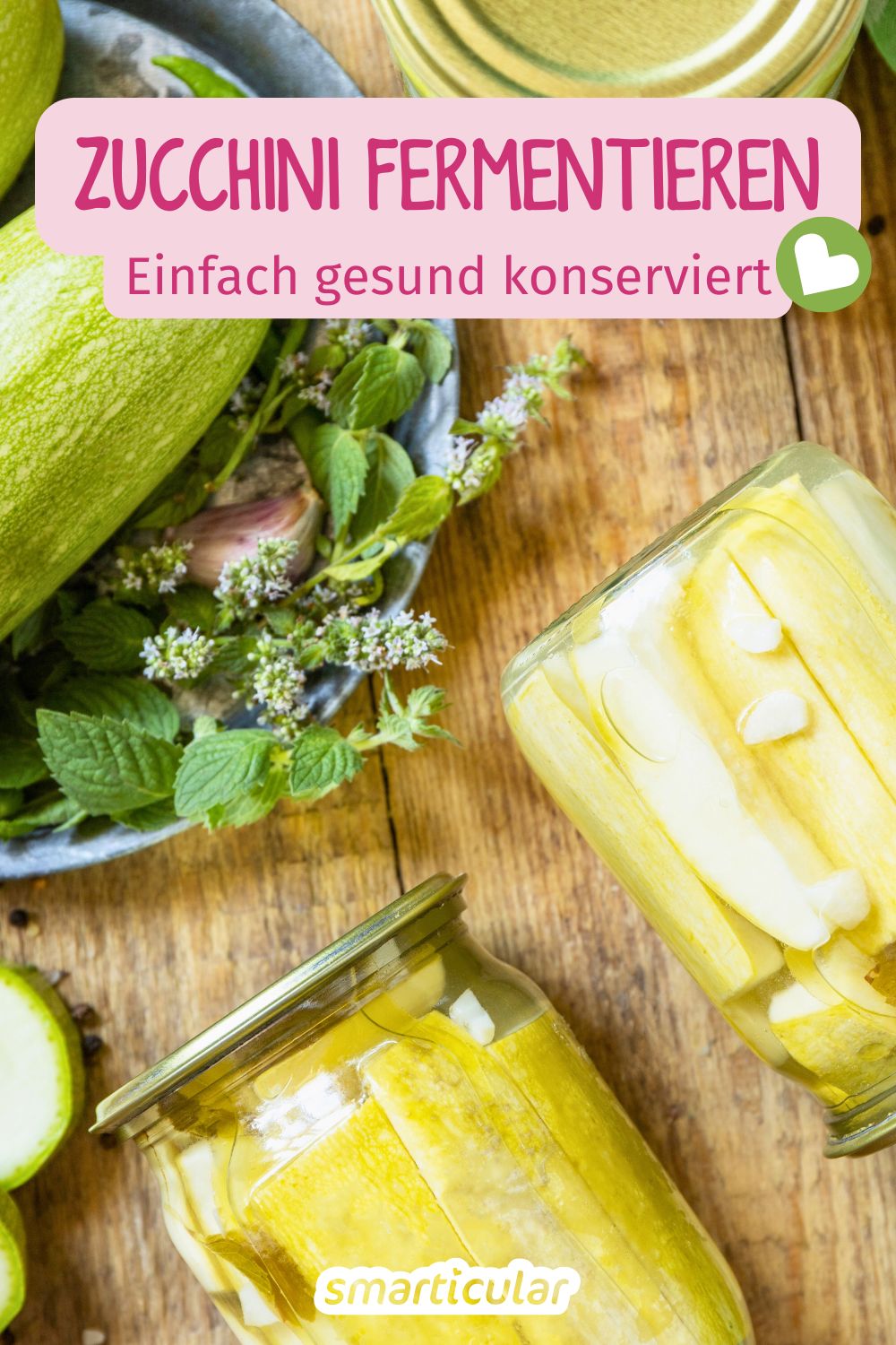 Zucchini fermentieren ist eine originelle Methode, um die Zucchinischwemme zu meistern - einfaches Rezept mit Schritt-für-Schritt-Anleitung.
