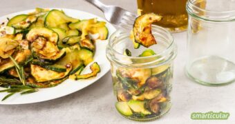 Mit dieser Anleitung kannst du Zucchini in Öl einlegen und auf mediterrane Art genießen - einfaches Rezept, auch für den Vorrat geeignet.