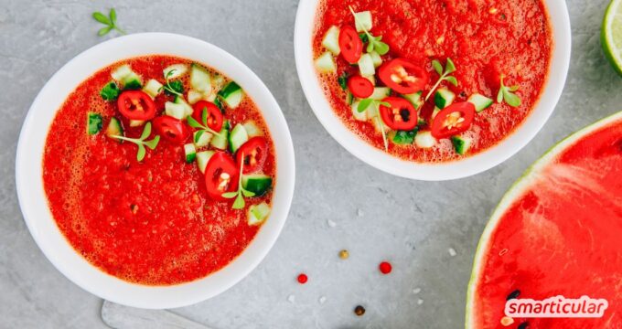 In einem Gazpacho mit Wassermelone und Tomaten verbinden sich die Aromen der beiden Sommerfrüchte zu einem erfrischend-leichten Genuss.