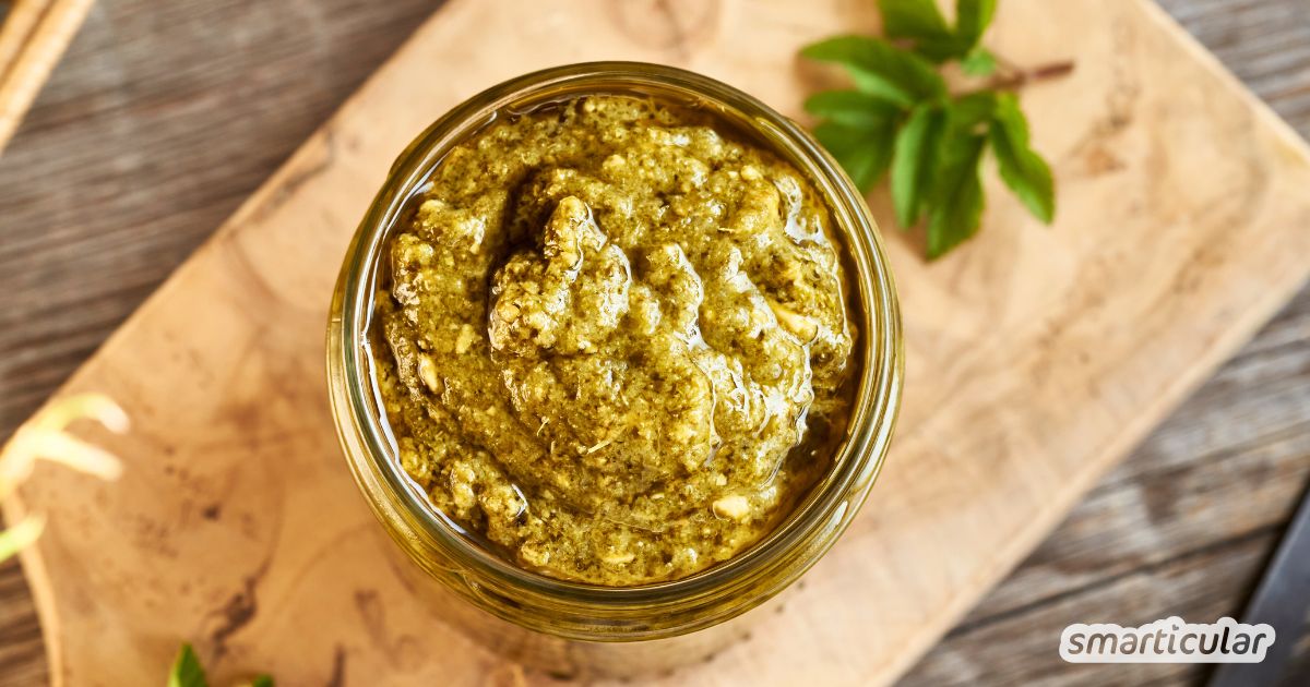 Statt dich über das Wildkraut zu ärgern, kannst du aus jungem Blattgrün ein leckeres und gesundes Giersch-Pesto zubereiten - auch auf Vorrat.