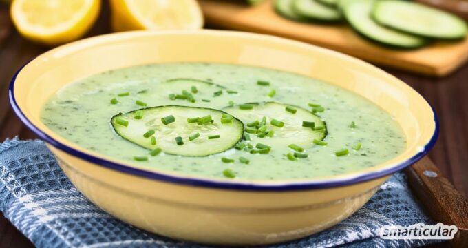 Eine kalte Gurkensuppe mit Joghurt ist die perfekte Mahlzeit für heisse Tage - minutenschnell, kalorienarm und vielfältig variierbar.
