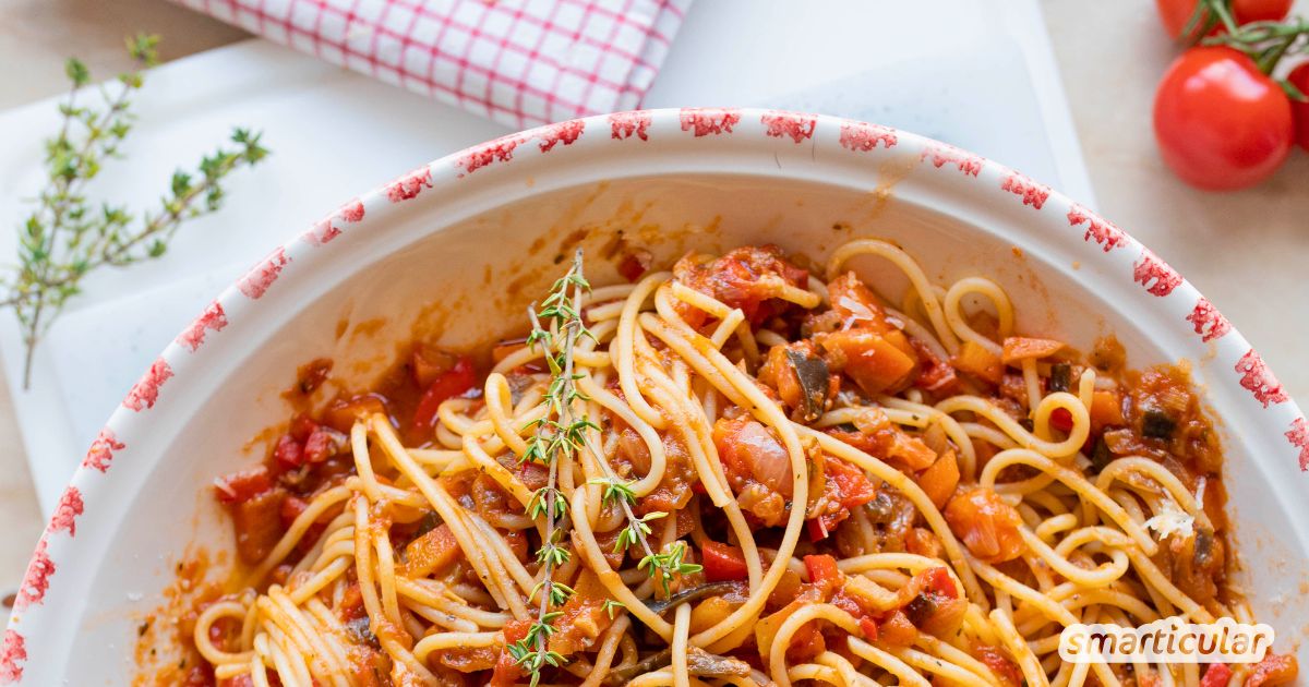 Zart gegarte Möhrenstückchen und geröstete, gehackte Sonnenblumenkerne sorgen in dieser Karotten-Bolognese für eine perfekte Konsistenz.