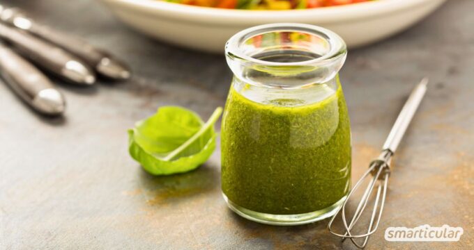 Mit einer Kräutervinaigrette machst du aus jedem Salat einen erfrischenden Gaumenschmaus - mit frischen oder getrockneten Kräutern.