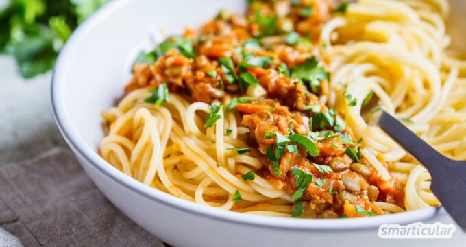 Mit diesem Rezept für Linsenbolognese bringst du eine protein- und ballaststoffreiche Mahlzeit auf den Tisch - Liebe auf den ersten Biss!