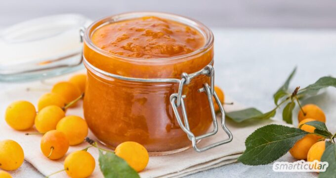 Es braucht nur wenige Zutaten, um eine leckere Mirabellenmarmelade selber zu machen - mit Gelierzucker oder einem alternativen Geliermittel.