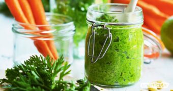 Statt es wegzuwerfen, kannst du aus dem Blattggrün deiner Karottenernte Möhrengrün-Pesto herstellen - köstlich würzig und vitalstoffreich!